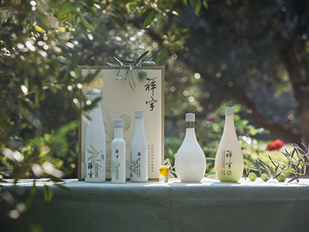 祥宇特級(jí)初榨橄欖油，純手工采摘、精選優(yōu)質(zhì)油橄欖鮮果，用意大利貝亞雷斯全自動(dòng)設(shè)備物理冷榨工藝，在鮮果采摘后8小時(shí)內(nèi)限時(shí)鮮榨而成。
